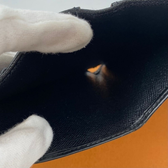 Like New Louis Vuitton Epi Bifold Wallet! - Picture 13 of 16